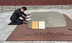 장인 묘역에 국회의원 당선증 놓은 곽상언 “노무현 정치 계승”
