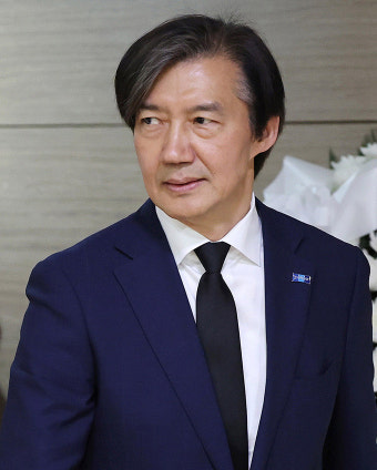 “어무이, 편히 가이소”…박종철 열사 母 조문한 조국 “‘탁 치니 억’ 후예들 아직도 발 뻗고 편히 자”