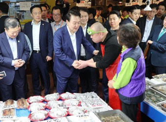 [포토] 영천시장 찾은 윤석열 대통령