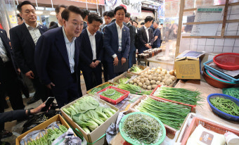 [포토] 영천시장 찾은 윤석열 대통령