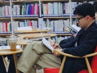 책 읽으며 정치 구상? 한동훈 도서관서 목격…“주말에 도서관 좋죠! 늘 행복하세요” 사인도