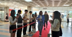 스승의 날 레드카펫 깔고 선생님 맞이한 천안두정고 학생들