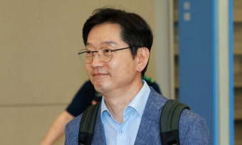 ‘친문 적자’ 김경수, 노무현 추도식 참석차 귀국… “아직 더 배워야”