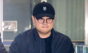 경찰, 김호중 구속영장… 소속사 본부장 “SD카드 삼켰다”