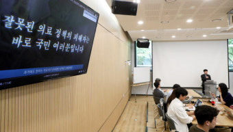 정부, 의대 증원 그대로 진행 vs 의대교수단체 “전공의·의대생 못 돌아와”