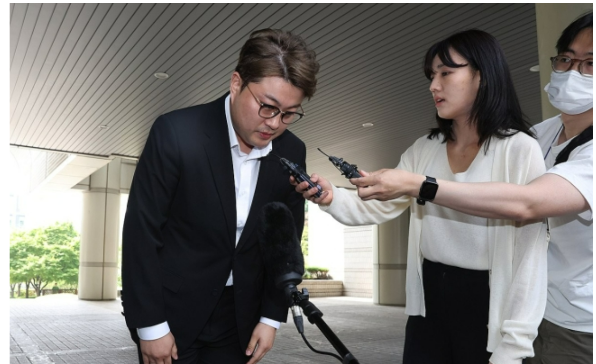 가수 김호중, 음주운전 사고 후 도주 혐의로 구치소 연장…새해도 풍덩
