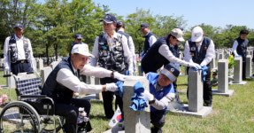 [포토] 송파구 보훈단체 국가 유공자 국립서울현충원 묘역 정비 봉사 활동
