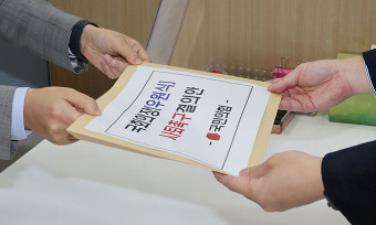 어제는 취임 축하, 오늘은 사퇴 결의안… 혼돈의 국회의장