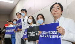 [포토] 눈물 속에 열린 서울의대·서울대병원 비대위 휴진 집회