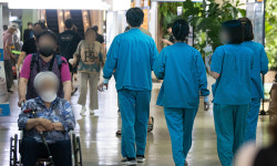 병원 떠난 교수들… 산부인과 진료실 앞 대기환자 ‘0명’ [의사 집단 휴진]