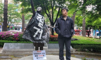 소녀상에 ‘철거’ 비닐 씌우고, ‘흉물’ 피켓 붙인 시민단체 대표 [뉴스+]