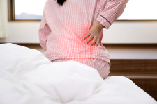 재채기만 했는데 허리가 ‘뜨끔’…척추압박골절 방치하면 ‘큰일’ [건강+]