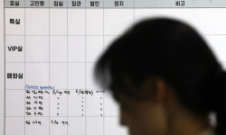 빈소도 못 차린 유족들… 신원 확인 기다리며 오열 [화성 배터리 공장 화재 참사]