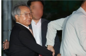 ‘女직원 강제추행’ 오거돈 전 부산시장 만기 출소…지인 손 이끌려 현장 벗어나