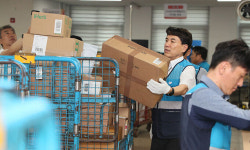 택배 상하차 작업 나선 김진태 강원지사 “민생 속으로”