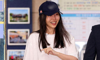 8시간 경찰 조사받은 민희진 “코미디 같은 일”