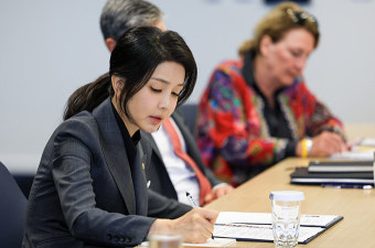 대통령실 행정관 “김건희 여사, 명품가방 받은 당일 돌려주라 지시”…반환은 안 돼