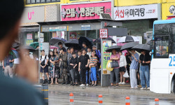 산사태·하천 범람 우려에 900명 긴급 대피… 등굣길 잠겨 휴교