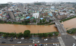 산사태·하천 범람 우려에 900명 긴급 대피… 등굣길 잠겨 휴교