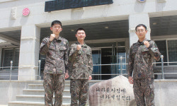 해안경계 작전 중 파도에 떠내려가는 시민 구한 장병들