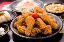 “방금 튀긴 치킨인데 왜 그러죠”…붉은색 속살 띠는 이유 [일상톡톡 플러스]