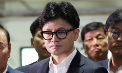 한동훈의 지지율 추락… 尹과 차별화 실패·이재명과 협치 탓?