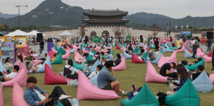 [포토] 광화문광장에서 즐기는 야외도서관