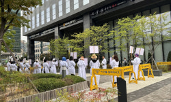 “천안 뉴스테이 사업 취소 동의해달라”… DL이앤씨 종로 사옥 앞 상복 시위