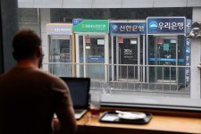 [사설] 예대 금리 격차 확대, 오락가락 대출 정책에 은행 배만 불려