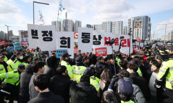 동대구역 ‘박정희 동상’… 시민단체 “철거” 市 “좌파 트집”