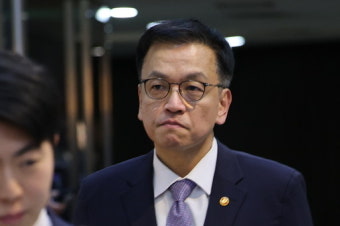 ‘1인 3역’ 최상목 권한대행 현실로?…권영세 “제2의 외환 위기 올 것”
