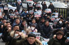 새벽부터 찬반시위… “李 재판 먼저” “심판 지연 전략” [탄핵 정국]
