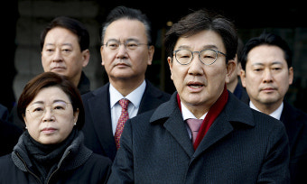 권성동 “문형배, 이재명과 ‘절친’ 모친상도 찾아”… 헌재 “사실 무근” 정면 반박