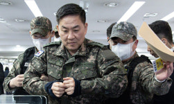 [속보] ‘의원 끌어내라 지시 받았나’ 질문…이진우 “답변 거부”