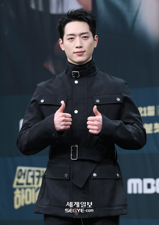 언더커버 하이스쿨, 서강준의 매력과 미스테리한 스토리가 시청자들을 매료시키며 인기↑