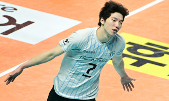 2024∼2025 V리그 MVP 판도는? 남자부는 허수봉-레오 ‘2파전’, 여자부는 ‘배구여제’ 김연경 7번째 MVP 확률 99.99%