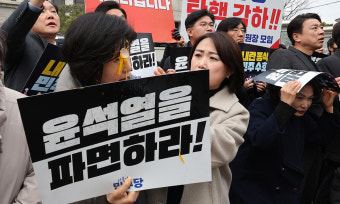 민주당 의원들에 ‘계란 세례’…경찰 “수사전담팀 구성”