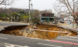 “주유소 무너지는 꿈 꿔”… 악몽 시달리는 싱크홀 인근 주민들