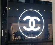 비쌀수록 잘 팔린다?…韓서 1조 넘게 판 ‘이 브랜드’, 기부금은 고작