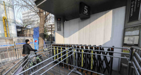 헌재 일대 경찰 7000명 배치… 시위대 집결, 주변은 한산