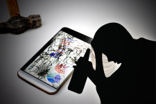 도박에 빠져 아이들 휴대폰까지 판 남편, 생사도 모르는 상황