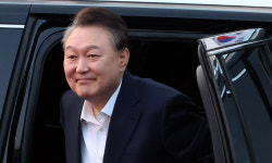 주요재판 연기된 이재명…윤석열은 12일 재판 전 포토라인 설 가능성