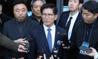 ‘페북 검투사’ 홍준표의 칼끝, ‘쌍권’ 겨눴다…“인간 말종들, 정계 은퇴하라”