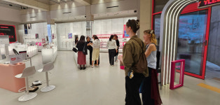 “요즘은 샤넬 대신 이 크림 쓴대”…명품 ‘저렴이템’ 소문난 K-뷰티 뭐길래 [현장]