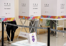 투표지 찢고…외부 반출하고…관리원 때리고…사전투표 첫날 곳곳 소동