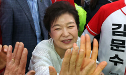 MB는 청계천, 朴은 PK로… 전직 대통령도 지원 사격