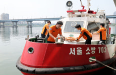 [포토] 서울119특수구조단 뚝섬수난구조대 구조 장비 점검