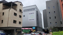 “호기심에 왔어요”…‘마트형 약국’ 흥행에 동네 약국 초긴장 [오상도의 경기유랑]