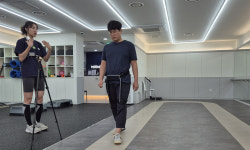 한국보행안전개발원 주식회사 | 보행 환경별 맞춤 보조… 걷기 안전 ‘성큼성큼’ [김동환의 김기자와 만납시다]