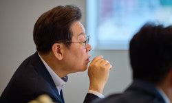 [사설] 李 대통령 취임 후 첫 지지율 하락 의미 성찰해야